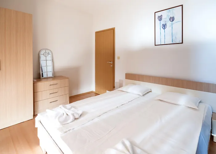 New Line Village Apartman Napospart